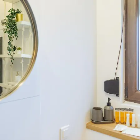 Nomad In The Centre *